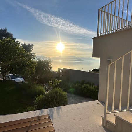 Luxury Family Beach Front Villa - Sunday Beach House スラティネ エクステリア 写真