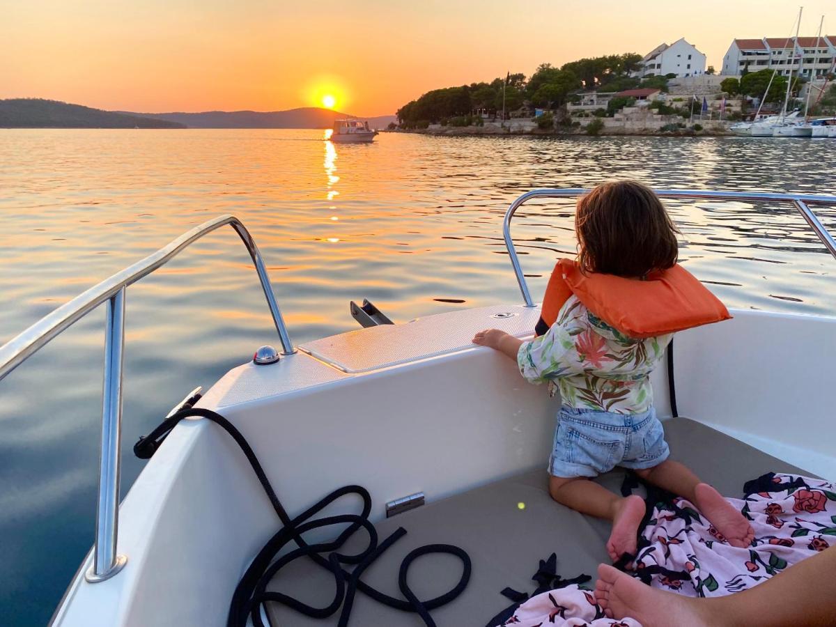 Luxury Family Beach Front Villa - Sunday Beach House スラティネ エクステリア 写真
