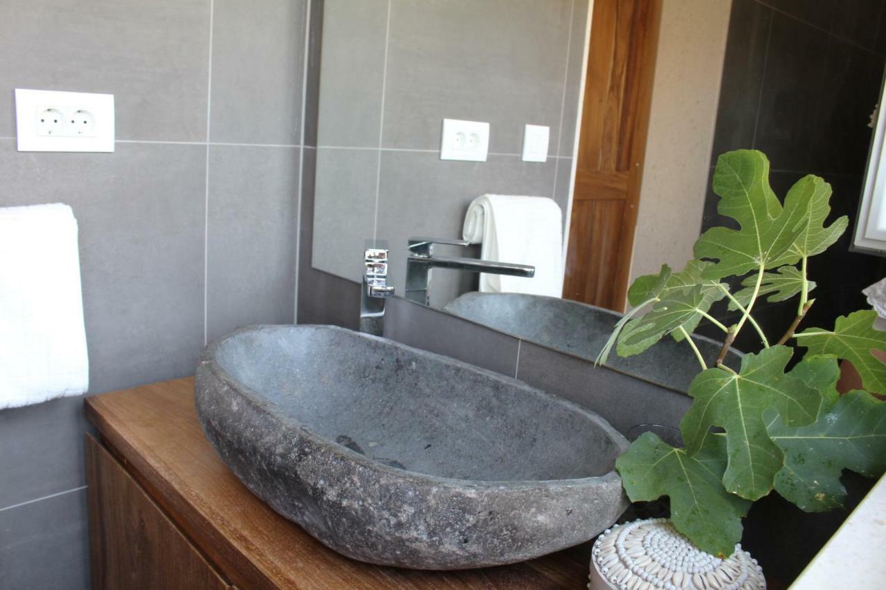 Luxury Family Beach Front Villa - Sunday Beach House スラティネ エクステリア 写真