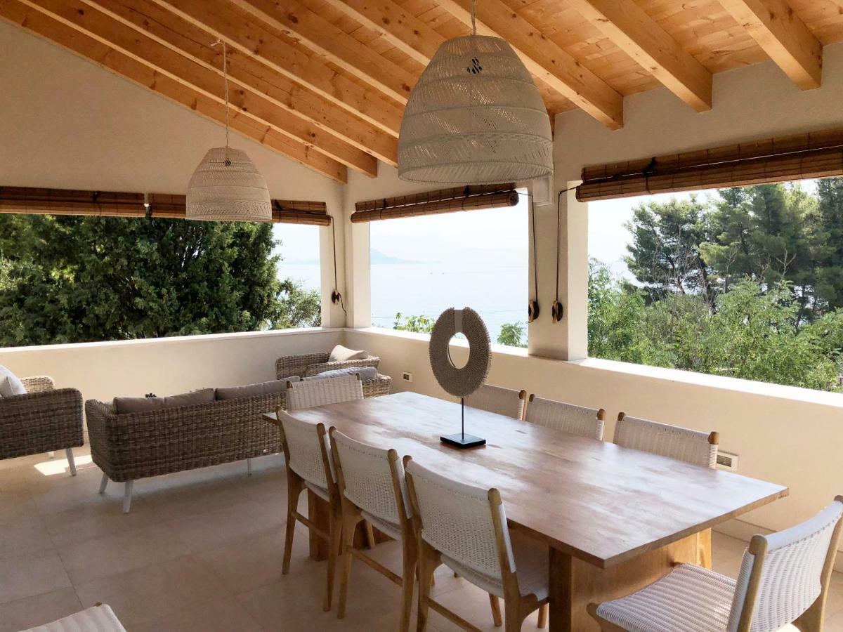 Luxury Family Beach Front Villa - Sunday Beach House スラティネ エクステリア 写真