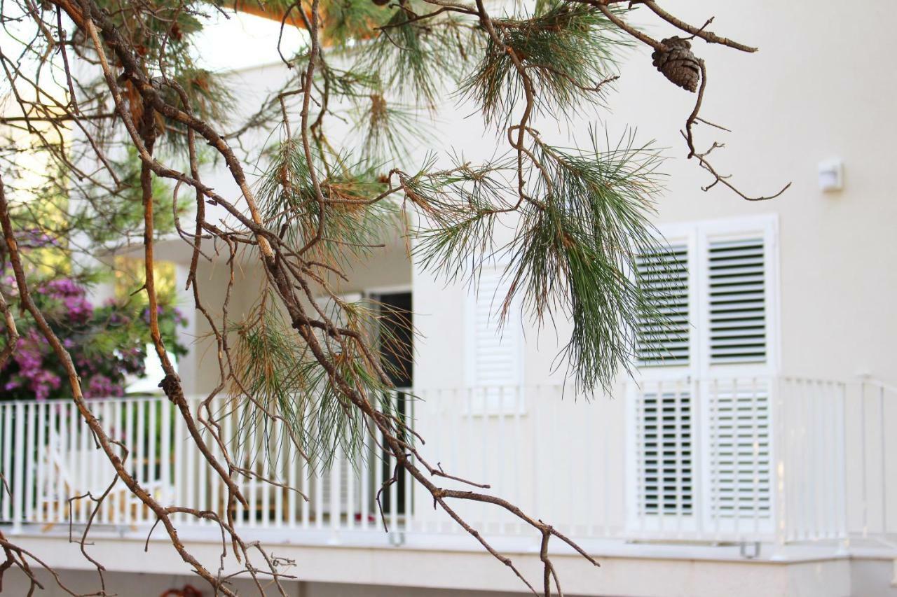 Luxury Family Beach Front Villa - Sunday Beach House スラティネ エクステリア 写真