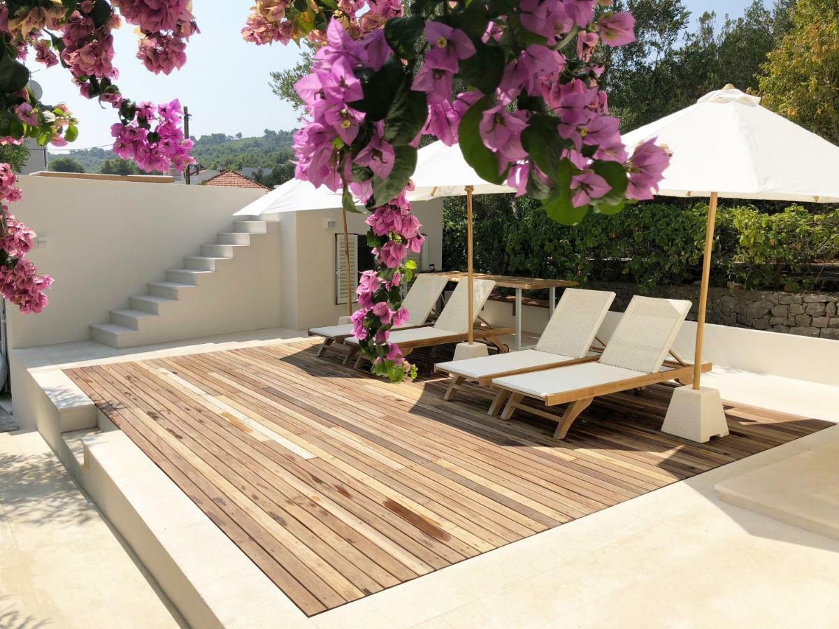 Luxury Family Beach Front Villa - Sunday Beach House スラティネ エクステリア 写真