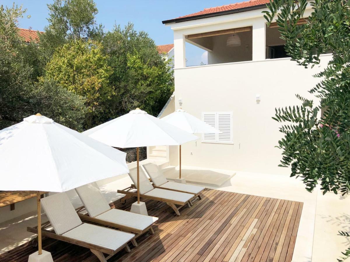 Luxury Family Beach Front Villa - Sunday Beach House スラティネ エクステリア 写真