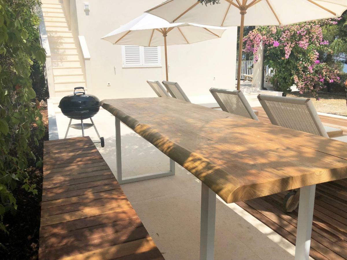 Luxury Family Beach Front Villa - Sunday Beach House スラティネ エクステリア 写真