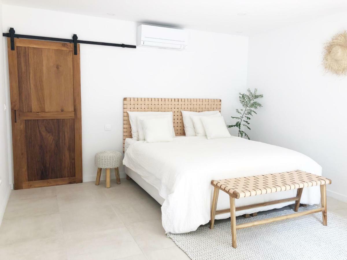 Luxury Family Beach Front Villa - Sunday Beach House スラティネ エクステリア 写真
