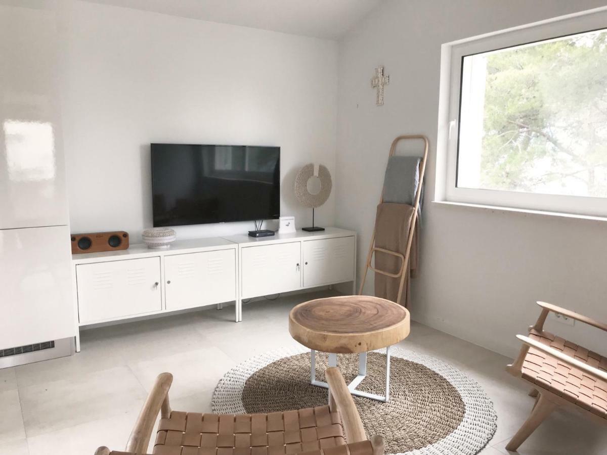 Luxury Family Beach Front Villa - Sunday Beach House スラティネ エクステリア 写真
