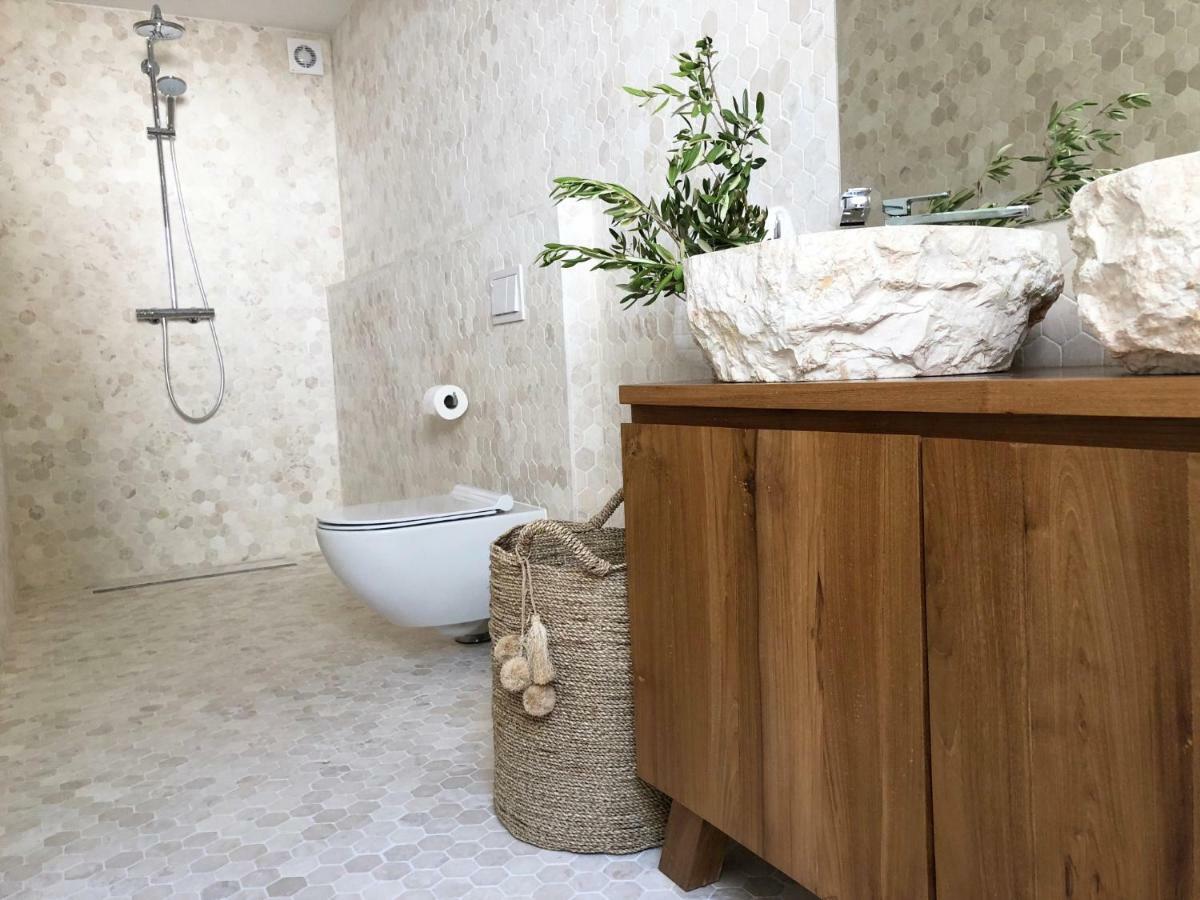 Luxury Family Beach Front Villa - Sunday Beach House スラティネ エクステリア 写真