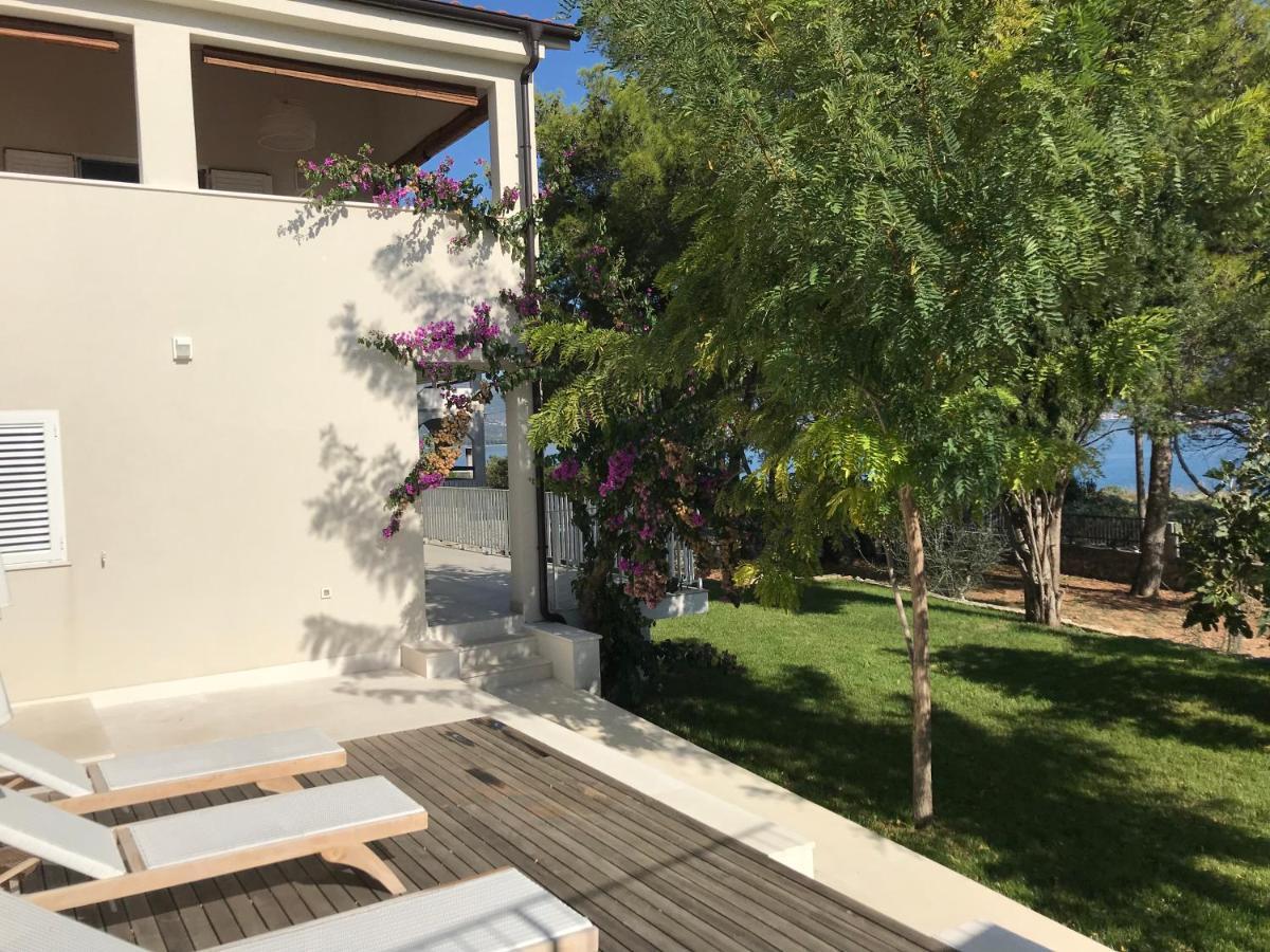 Luxury Family Beach Front Villa - Sunday Beach House スラティネ エクステリア 写真