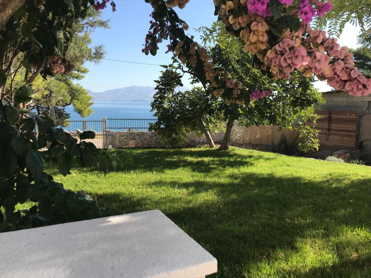 Luxury Family Beach Front Villa - Sunday Beach House スラティネ エクステリア 写真